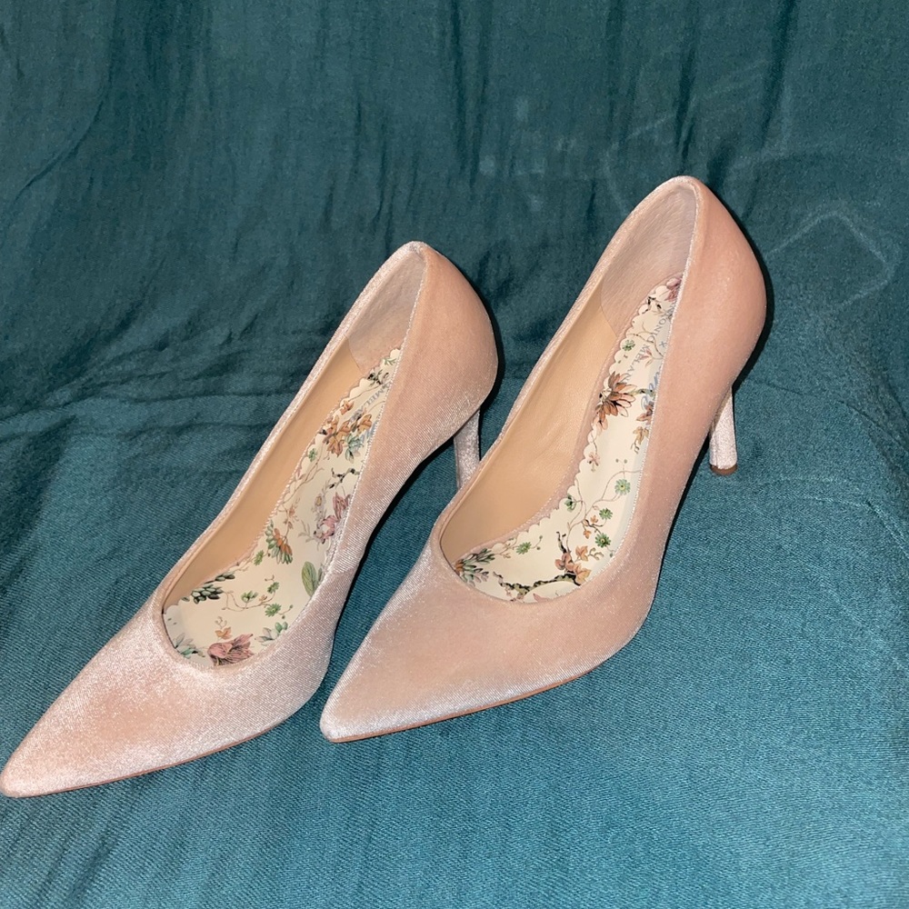 Antonio Melani cream velvet heals 7.5